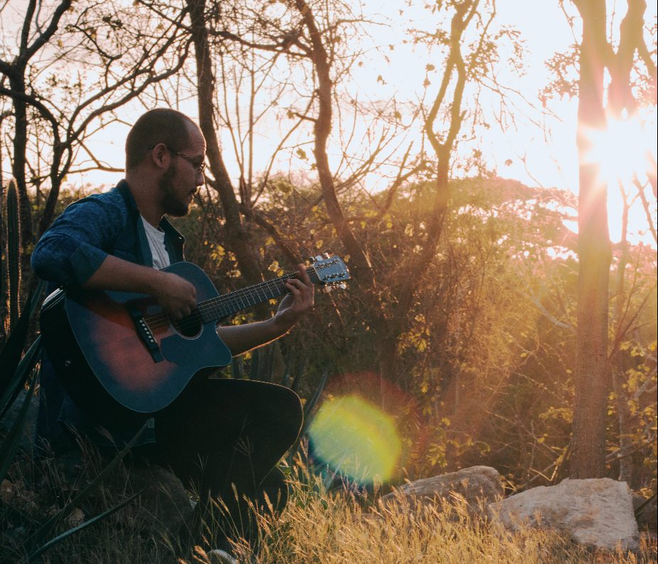 Alberto Ramirez tocando la guitarra